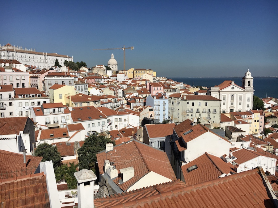 Lisbonne Alfama vue toits rouge