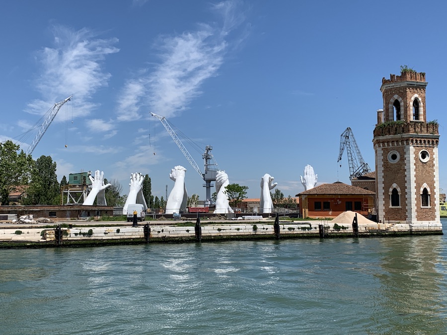 Venise mains biennale arsenal