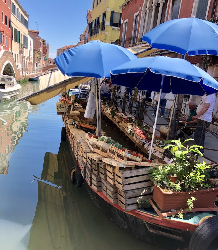 Venise marché légumes bateau