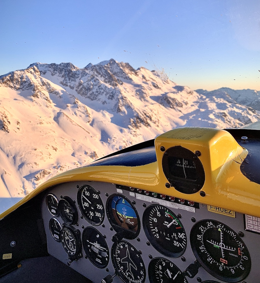 avion jaune vol alpes