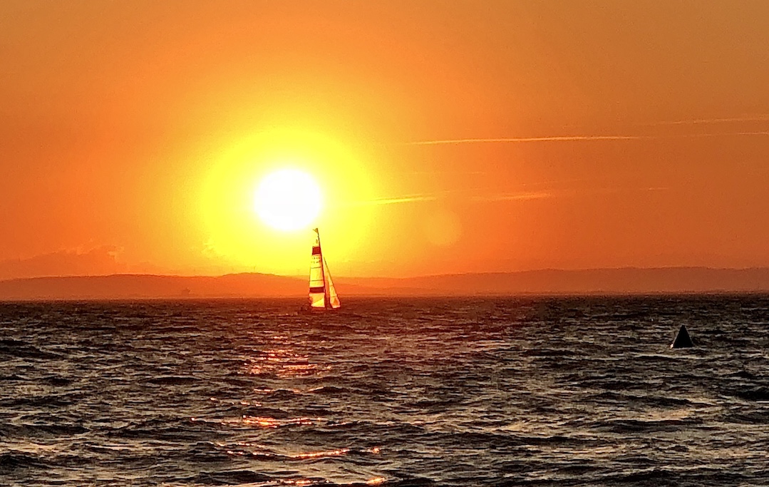 bateau coucher de soleil