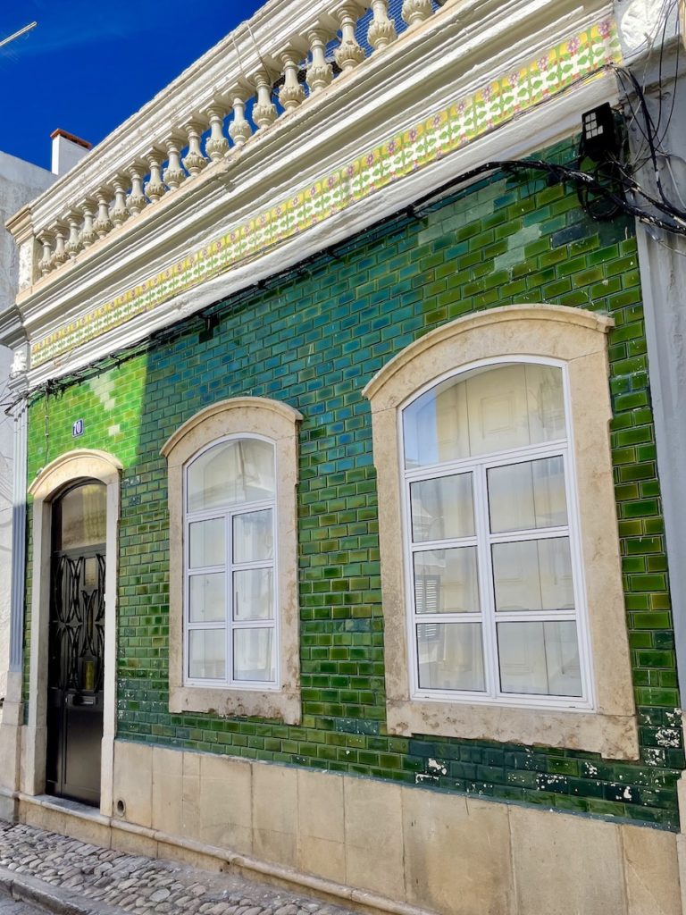 tradition-portugal-maison-carrelage-fenêtre