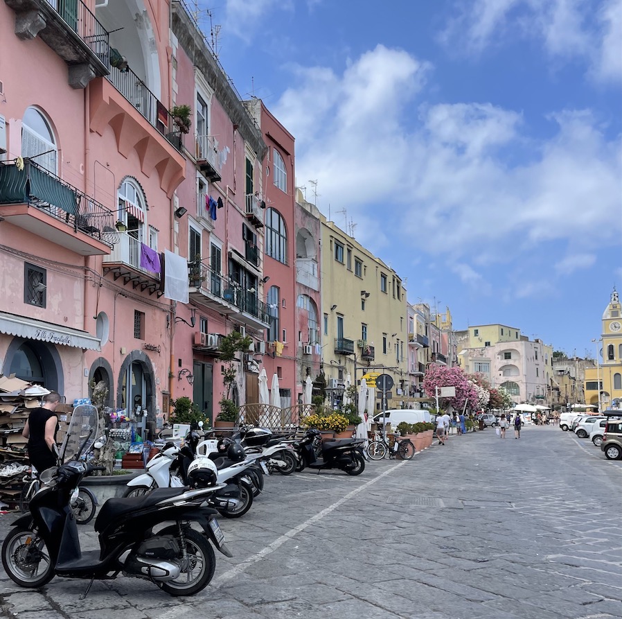 port d'arrivée Procida scooter