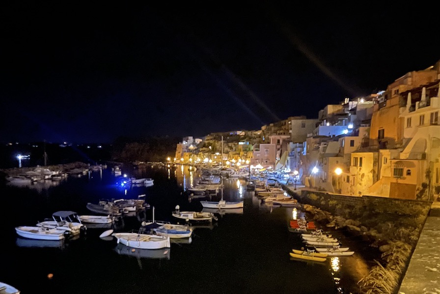 vue de nuit Procida quais